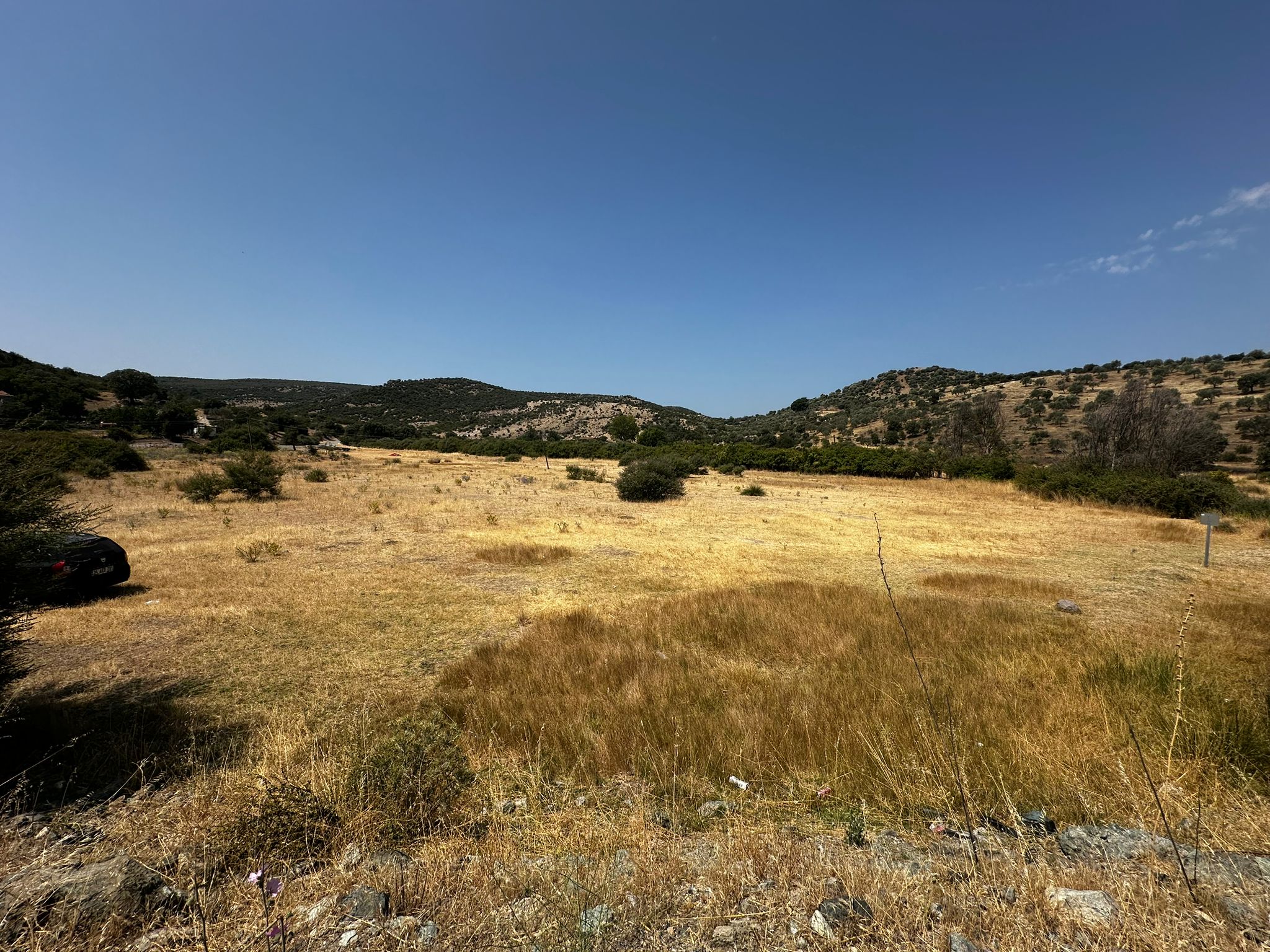 Ezine'de Yola Cepheli 8702m² Yatırımlık Arsa