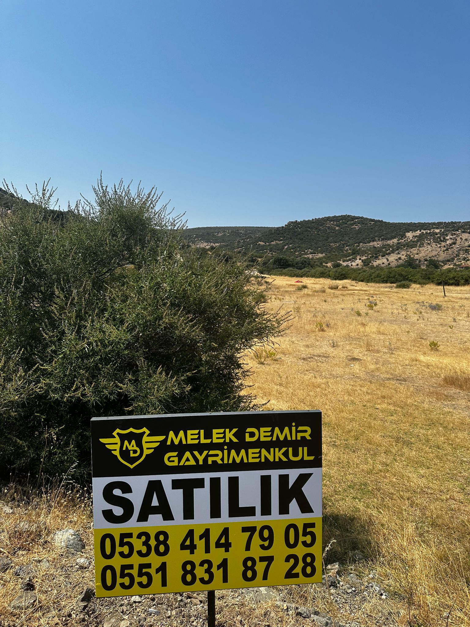 Ezine'de Yola Cepheli 8702m² Yatırımlık Arsa